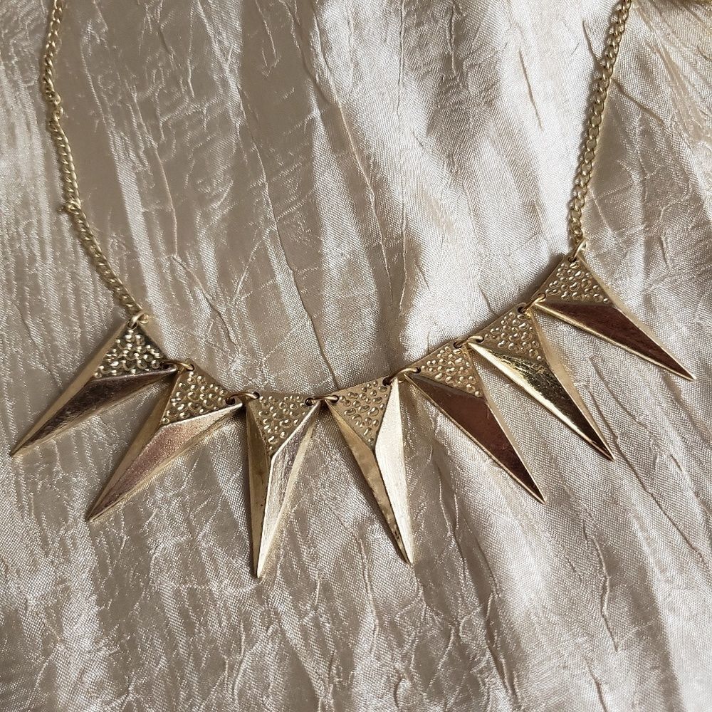 Matching necklace, earring, bracelet set - Picture 3 of 8